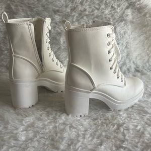 White boots. Size US 7